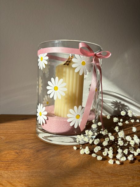 Glasvase mit hochwertiger Bienenwachskerze und süßem Margaritenmotiv Glasvase mit hochwertiger Bienenwachskerze und süßem Margaritenmotiv